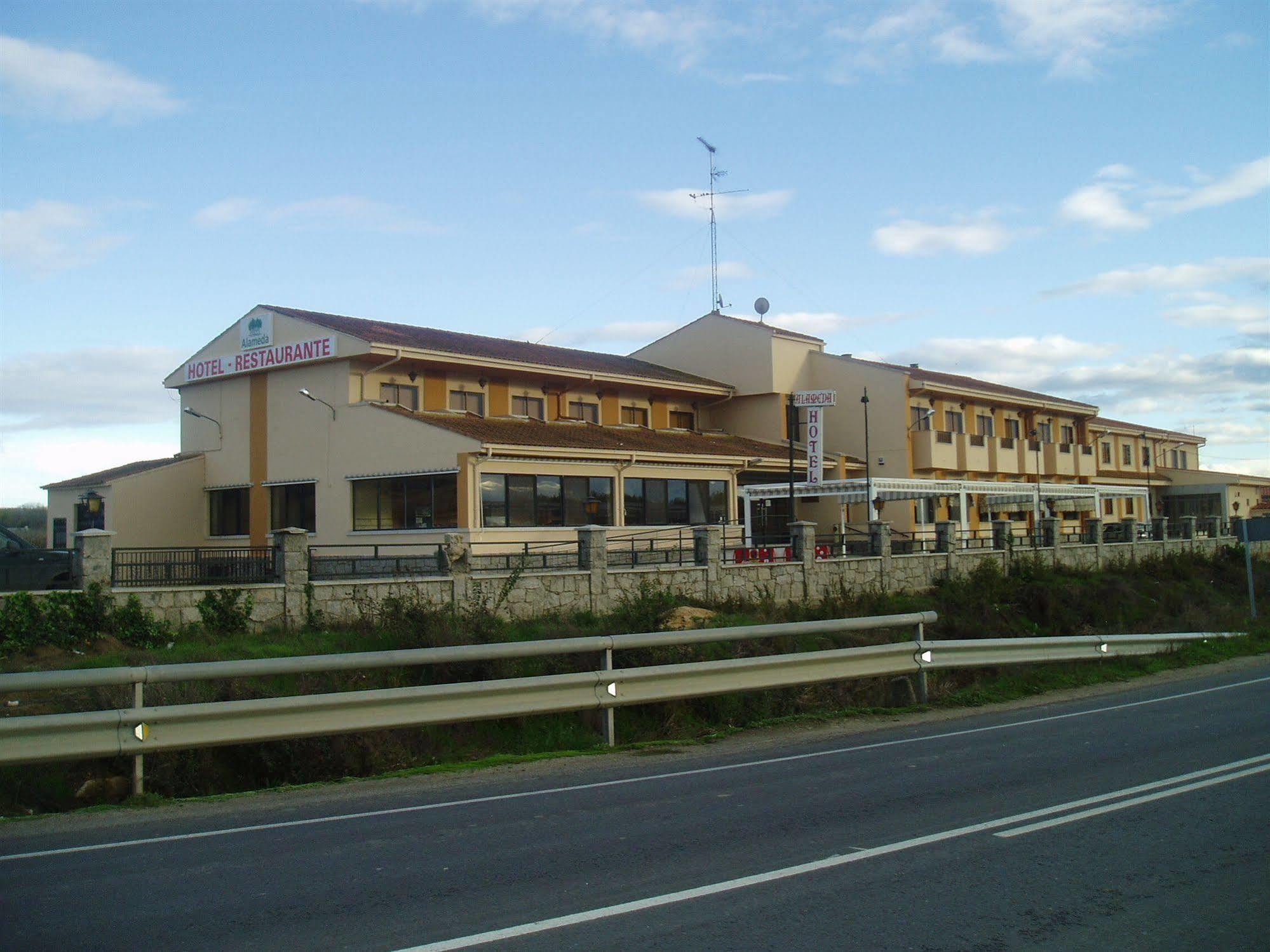 Hotel Alameda Alba De Tormes Eksteriør bilde